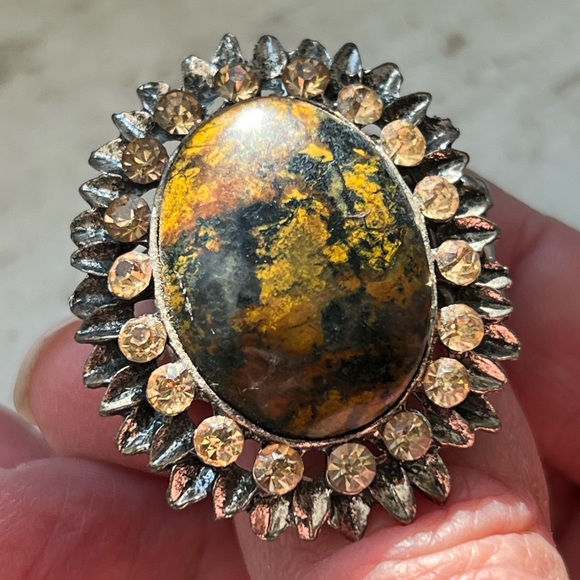 Starburst Expandable Ring Costume Jewelry - Picture 2 of 4